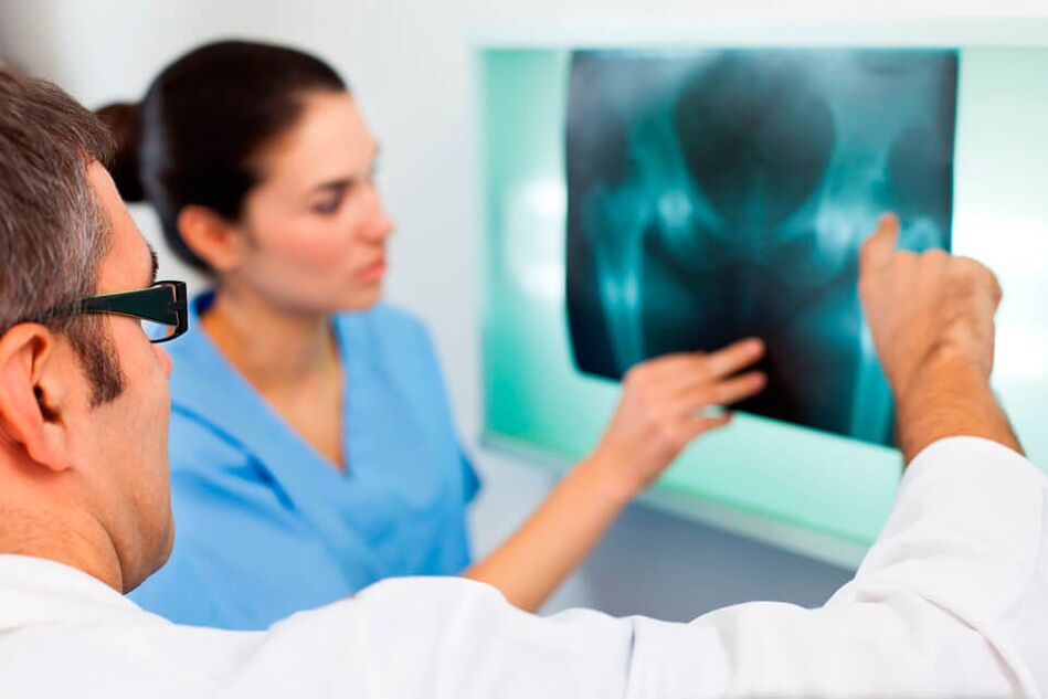 Ang usa ka rheumatologist o traumatologist nag-diagnose sa kasakit sa hip joint. 