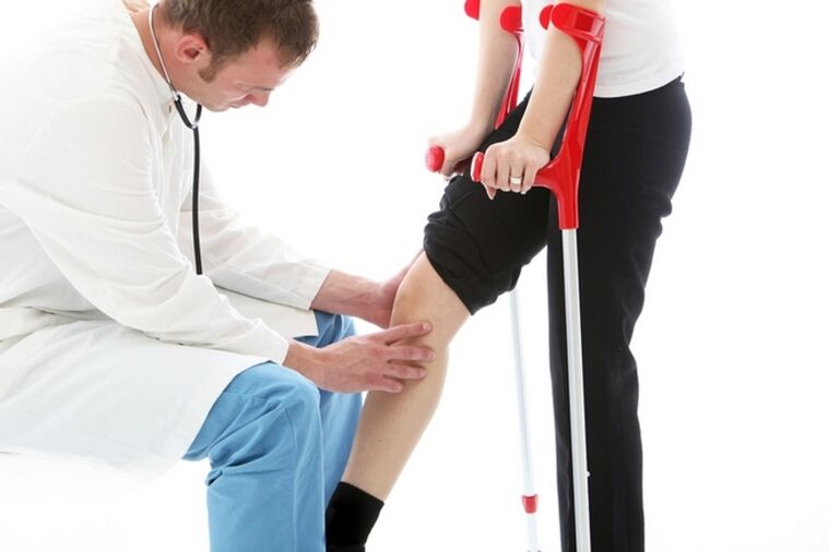 Pag-inspeksyon sa tuhod sa usa ka pasyente nga adunay arthrosis sa lutahan sa tuhod